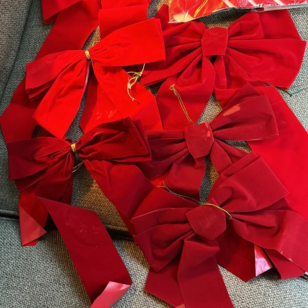 Lot of vintage red,burgundy,plaid velvety bows ￼